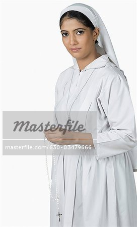 Porträt einer Nonne, die Rosenkränze