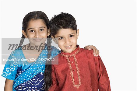 Portrait d'une jeune fille debout avec son frère