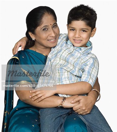 Junge sitzt auf dem Schoß ihrer Großmutter und Lächeln