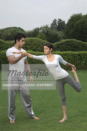 Instructeur de yoga yoga d'enseignement à une femme