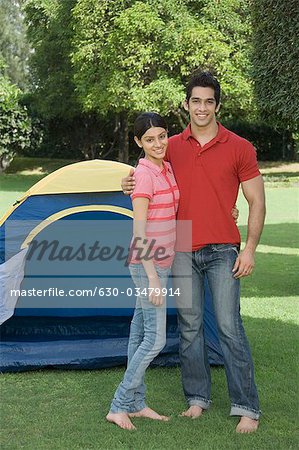 Couple Standing in einem Park und Lächeln