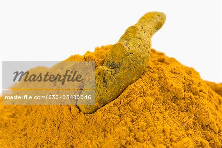 Gros plan de racine de curcuma avec curcuma sol