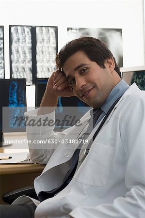 Porträt eines männlichen Arztes lächelnd