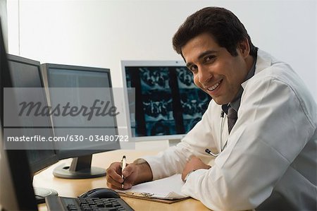 Porträt eines männlichen Arztes lächelnd