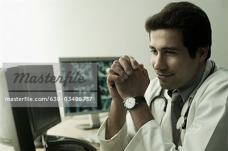 Nahaufnahme von einem männlichen Arzt lächelnd
