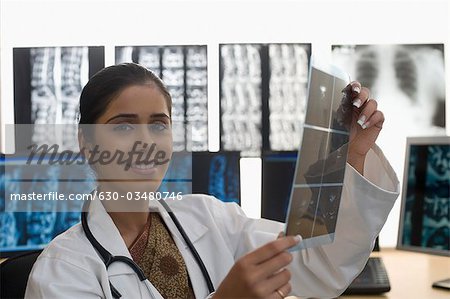 Porträt eines weiblichen Arztes halten einen Röntgen-Bericht und Lächeln