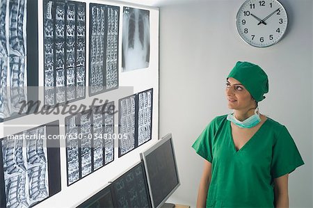Femme médecin examinant le rapport de rayons x