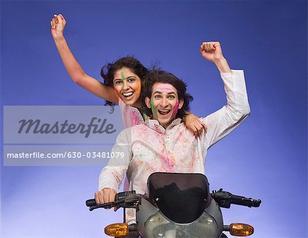 Couple chevauchant une moto