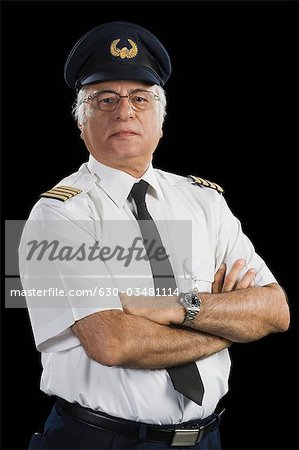 Porträt eines pilot stehend mit seinen Armen gekreuzt