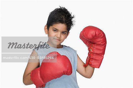 Portrait d'un garçon avec des gants de boxe