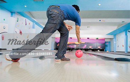 Junger Mann 10 Pin Bowling spielen