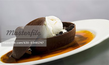 Dessert au chocolat servi avec crème glacée