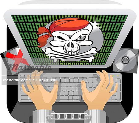 Main de la personne menottée à l'aide d'un clavier avec anti-message de piratage flashé sur l'écran de l'ordinateur