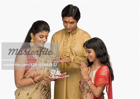 Familie tun Aarti-Zeremonie