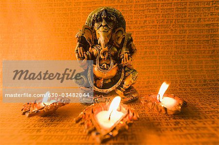 Diwali Öllampen vor ein Idol des Lords Ganesha