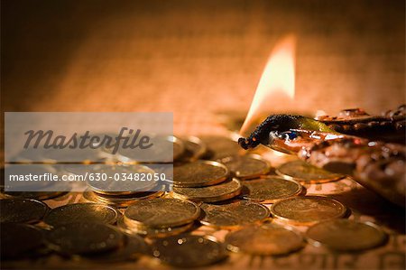 Pièces de monnaie indiennes avec une lampe à huile Diwali