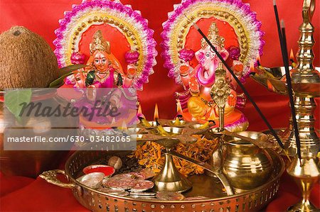 Diwali thali devant les idoles du Seigneur Ganesha et la déesse Lakshmi
