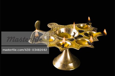 Gros plan d'une lampe à huile Diwali