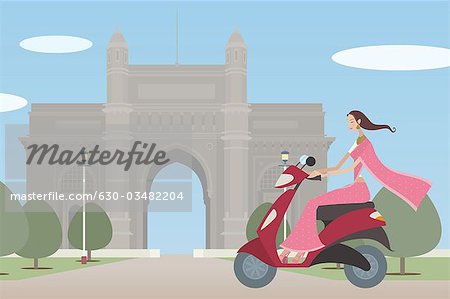 Frau Reiten einen Motorroller vor einem Denkmal, das Gateway Of India, Mumbai, Maharashtra, Indien