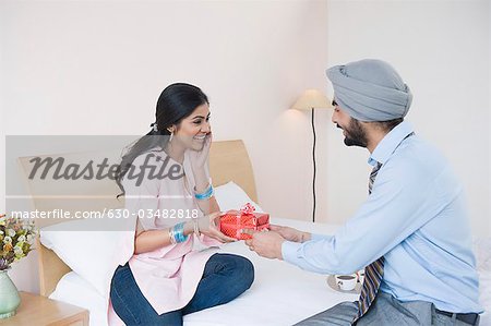 Man giving a present to a woman