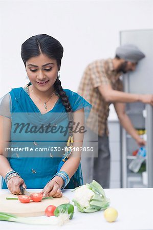 Frau in der Küche Gemüse Hacken