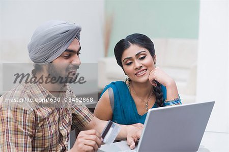 Paar online-shopping auf einem laptop