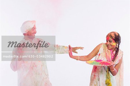 Paar feiern Holi