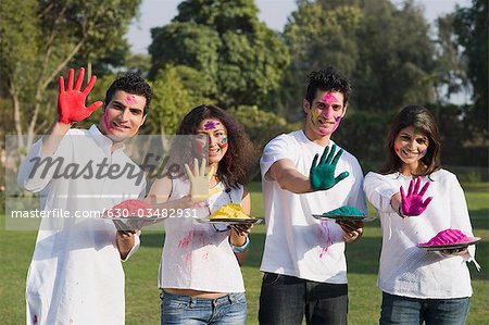 Amis de montrer leurs mains colorées sur Holi