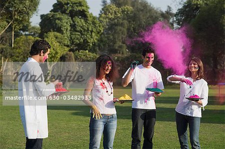 Amis de célébrer Holi