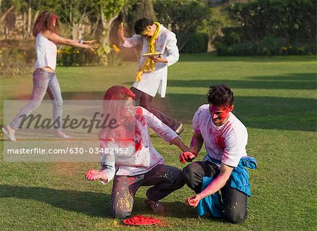 Amis de célébrer Holi