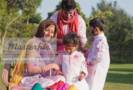 Famille célèbre Holi avec des couleurs