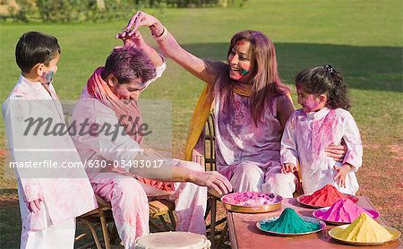 Familie feiern Holi mit Farben