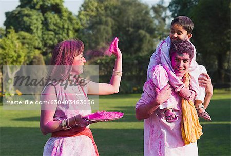 Familie feiern Holi mit Farben