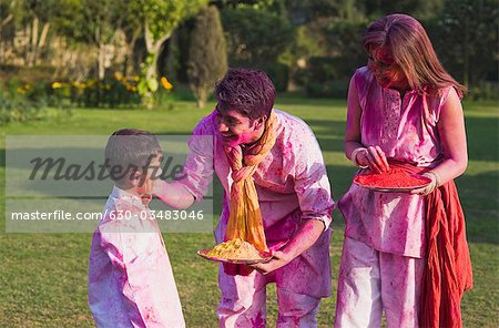 Famille fête Holi avec des couleurs