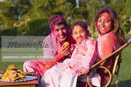 Familie feiern Holi mit traditionellen indischen Küche