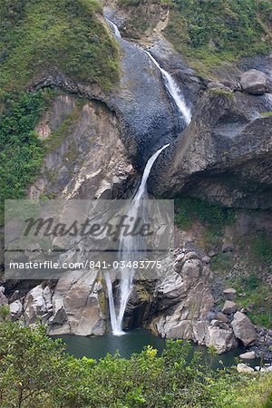 Einer der vielen malerischen Wasserfällen im Tal des Rio Pastaza, die aus den Anden zum oberen Amazonasbecken, in der Nähe von Banos, Ambato Provinz Central Highlands, Ecuador, Südamerika fließt