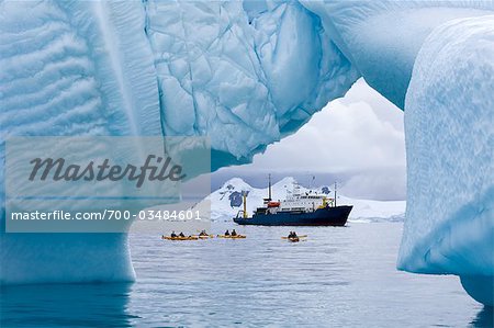 Kajakfahrer und russischen Expeditionsschiff Akademik Shokalskiy, Antarktischen Ozean, Antarktis