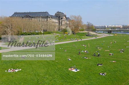 Menschen an der Elbe Wiese, Dresden, Sachsen, Deutschland