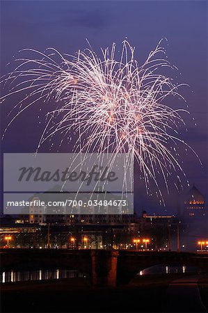 Feuerwerk in den Nachthimmel, Augustusbrücke, Dresden, Sachsen, Deutschland