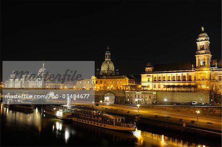 Dresden Skyline mit Fluss Elbe bei Nacht, Dresden, Sachsen, Deutschland