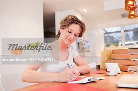Frau auf einem Umschlag Adresse schreiben