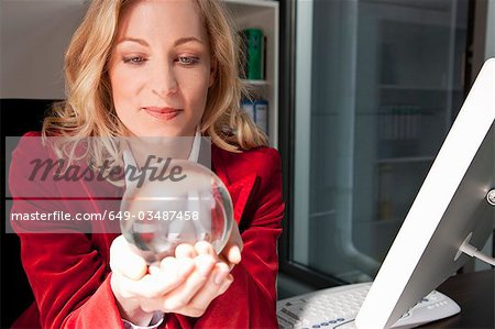 Femme tenant une boule de cristal