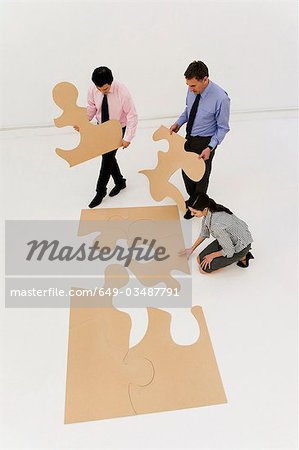 3 business people complete the puzzle