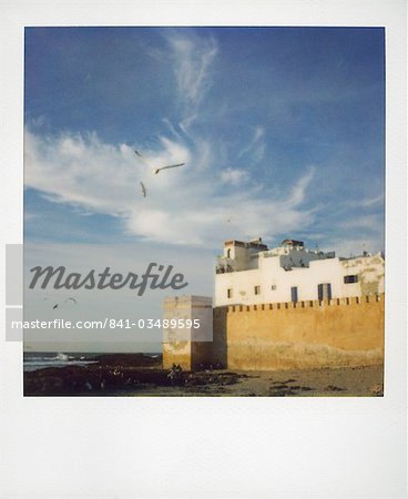 Polaroid image d'anciens remparts et blanchies à la chaux surplombe l'océan Atlantique, Essaouira, Maroc, l'Afrique du Nord, Afrique Polaroid image d'anciens remparts et blanchies à la chaux surplombe l'océan Atlantique, Essaouira, Maroc, l'Afrique du Nord, Afrique