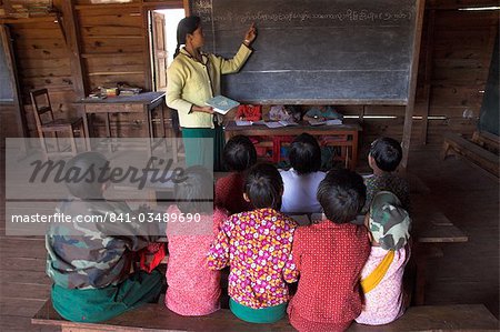 HAP Oh les enfants des minorités dans le village de locaux scolaires, Pattap Poap près du lac Inle, État Shan, au Myanmar (Birmanie), Asie