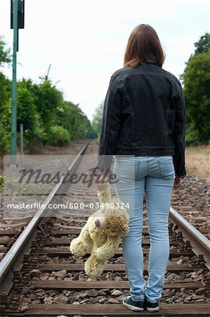 Adolescente, marcher sur les voies ferrées