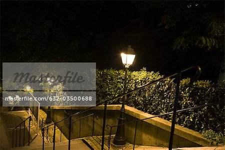 France, escaliers de Paris, Montmartre, éclairée par des lampadaires la nuit