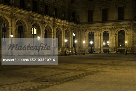 France, Paris, Cour du Musée du Louvre de nuit