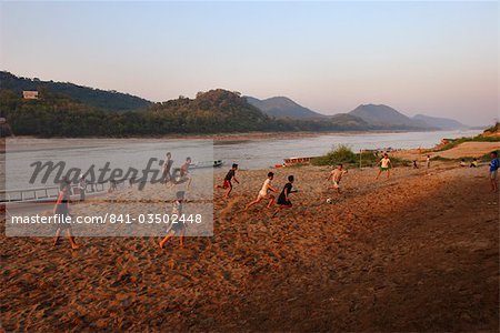 Fußball spielen, am Ufer des Mekong, Luang Prabang, Laos, Indochina, Südostasien, Asien