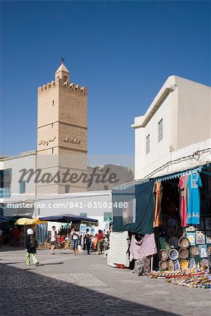 Magasins et la mosquée dans la médina de Kairouan, en Tunisie, l'Afrique du Nord, l'Afrique